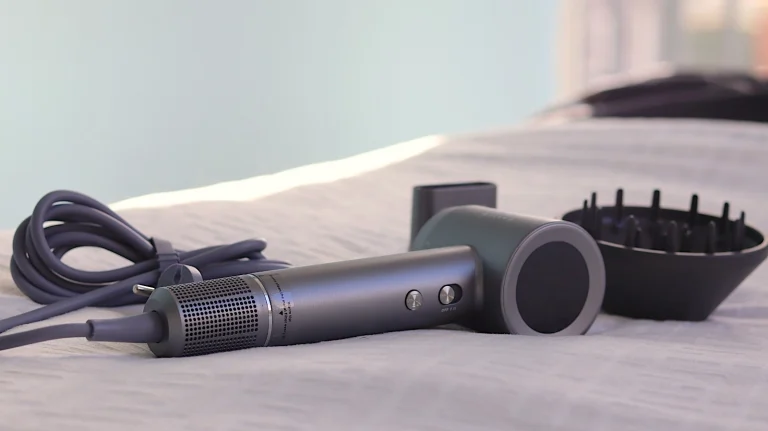 Vergelijking Ted Hilley vs Dyson Supersonic f&ouml;hn prijs en specificaties
